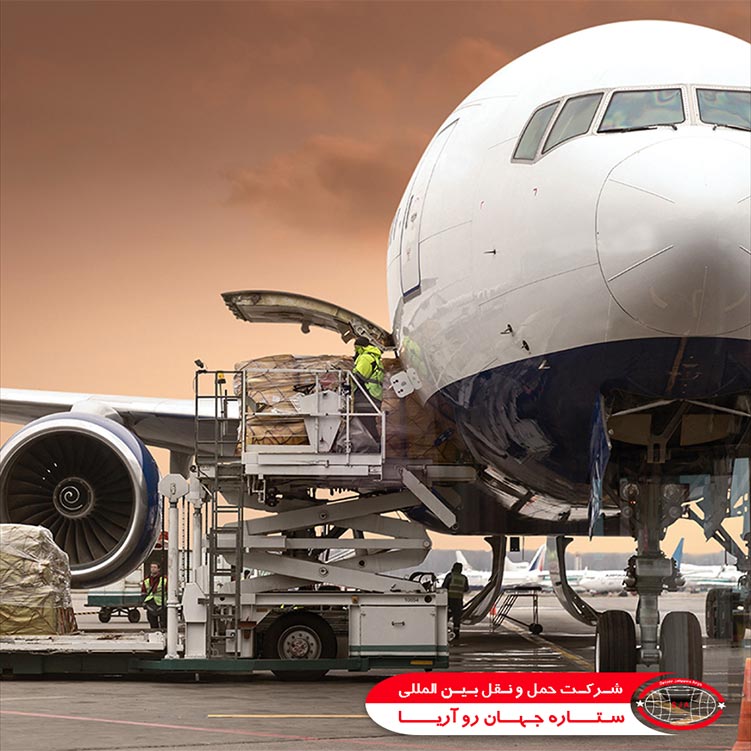 کارگر در حال بارگیری بسته‌ها به داخل هواپیما